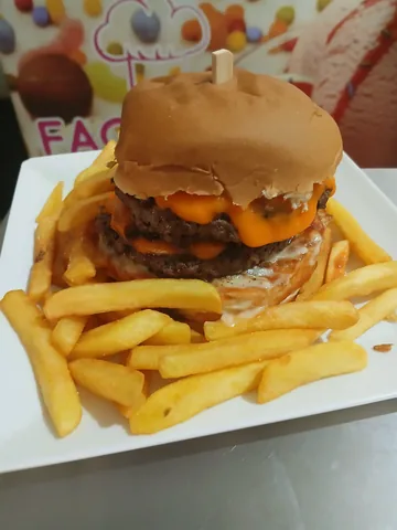 Hambúrguer artesanal com batatas