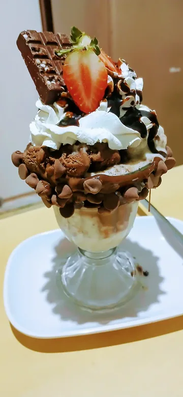 Taça de sorvete com chocolate